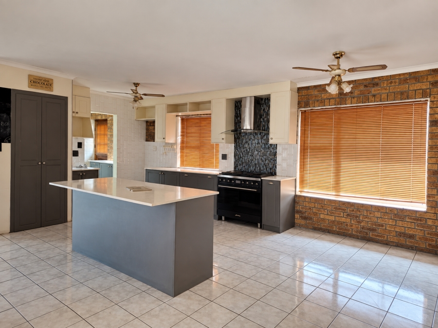 To Let 4 Bedroom Property for Rent in Rouxville Western Cape